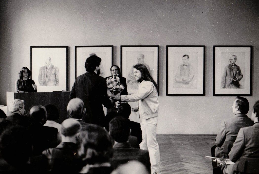 Diplomübergabe 1980 Gatzemeier überreicht Rink Blumen