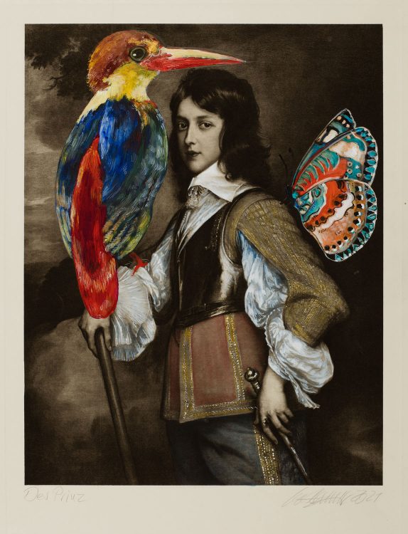 Die surreale Malereicollage von Thomas Gatzemeier Der Prinz zeigt einen jungen Mann mit einem überdimensionalen Vogel und einem Schmetterling.